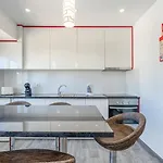 Red Velvet 1 Bdr Flat With Balcony By Lovelystay Apartmán