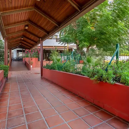 Red Velvet 1 Bdr Flat With Balcony By Lovelystay *