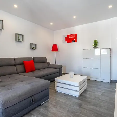 Red Velvet 1 Bdr Flat With Balcony By Lovelystay شقة *
