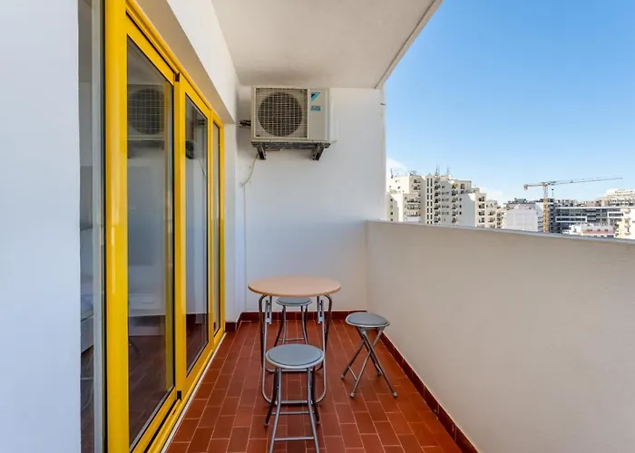 Red Velvet 1 Bdr Flat With Balcony By Lovelystay Apartment