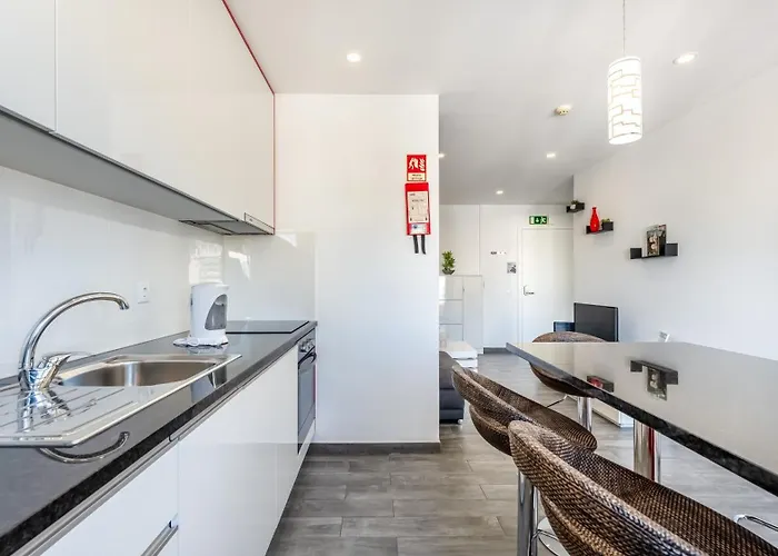 Red Velvet 1 Bdr Flat With Balcony By Lovelystay