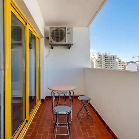 Red Velvet 1 Bdr Flat With Balcony By Lovelystay Apartment