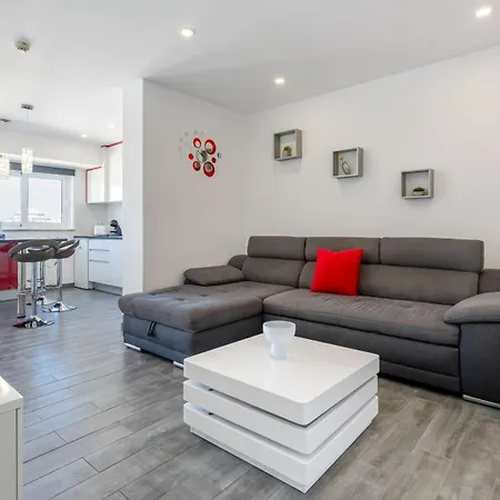 Red Velvet 1 Bdr Flat With Balcony By Lovelystay * Portimao