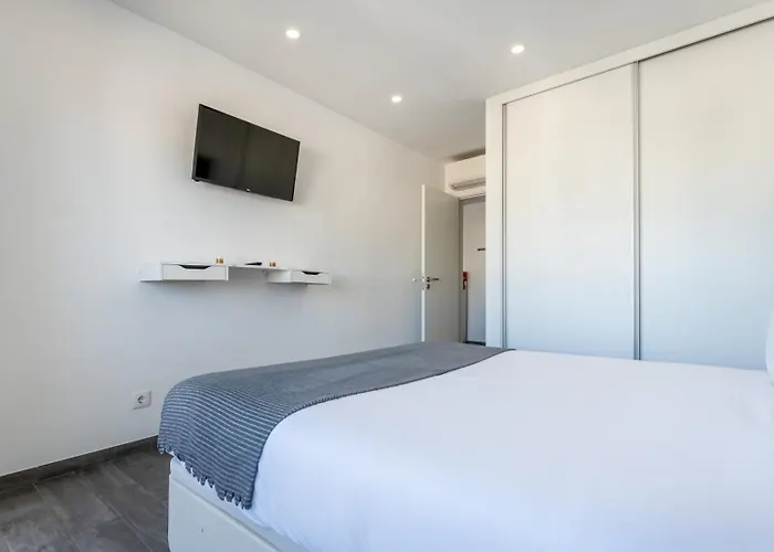 Red Velvet 1 Bdr Flat With Balcony By Lovelystay