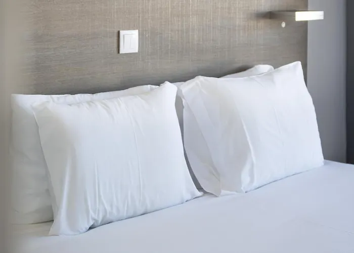 Red Velvet 1 Bdr Flat With Balcony By Lovelystay *