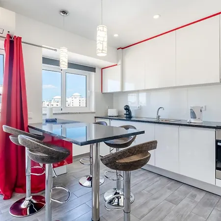 Апартаменти Red Velvet 1 Bdr Flat With Balcony By Lovelystay *
