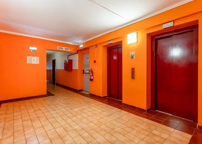 Red Velvet 1 Bdr Flat With Balcony By Lovelystay *